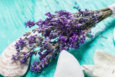 Ahşap mavi masa üzerinde taze lavanta 