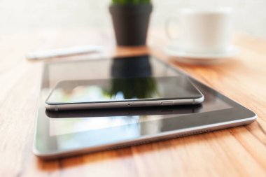 Dijital tablet ve ahşap masa akıllı telefon