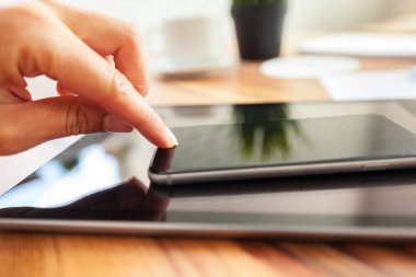 Akıllı telefon, online kavramı kullanan genç kadın