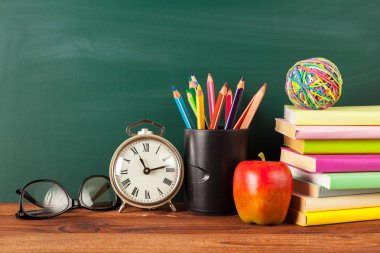 geri okul kavramı, elma ve Kitaplar kalemler ve yazı tahtası