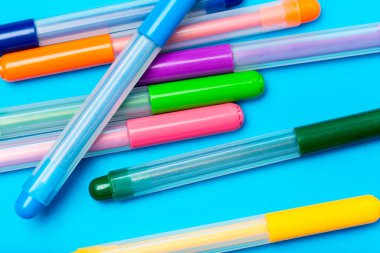 Mavi arka plan üzerinde renkli marker kalem