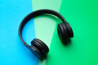 Parlak renkli arka plan üzerinde modern kulaklık