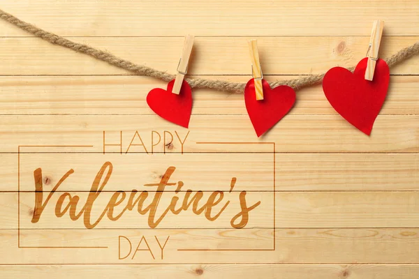 Kağıt Kalpler çizgi sicim ip üzerinde sabitlenmiş