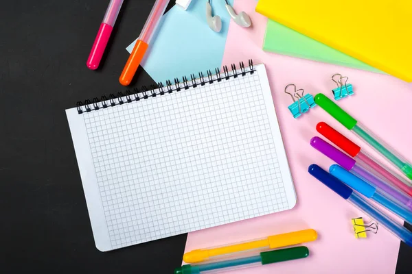 Yazı tahtası üzerinde okul ve ofis malzemeleri