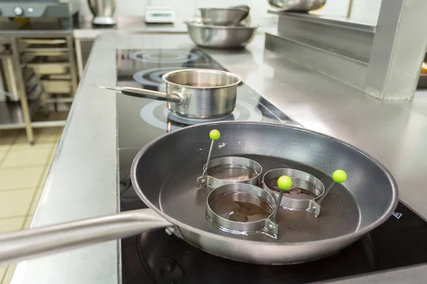 Fogão Cozinha Uma Cozinha Moderna Restaurante — Fotografia de Stock