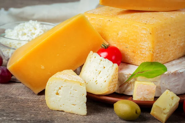 ahşap masa üzerinde çeşitli peynir