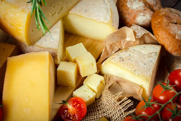 peynir ahşap masa üzerinde farklı türde yakın çekim