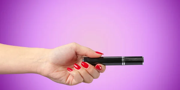 Frau Hand Mit Mascara Kosmetikschlauch Auf Farbigem Hintergrund — Stockfoto