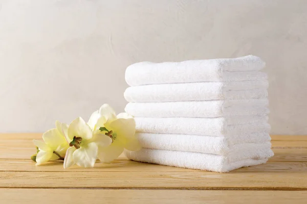 towels roll with flower