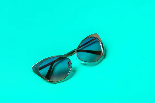 Mode Sonnenbrille Auf Blauem Hintergrund Nahaufnahme — Stockfoto