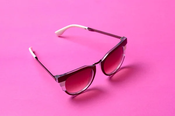 Mode Solglasögon Rosa Bakgrund Närbild — Stockfoto