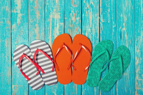 Slippers Houten Achtergrondkleur Bovenaanzicht — Stockfoto