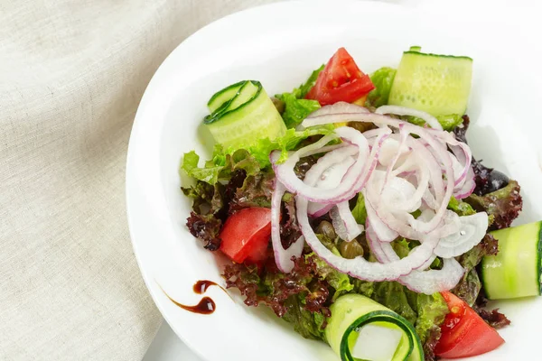 Yunan salatası ile taze sebze, beyaz peynir