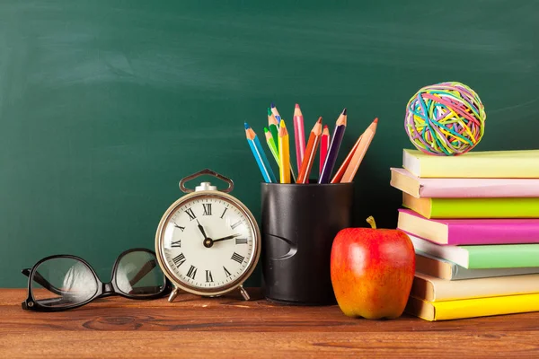 geri okul kavramı, elma ve Kitaplar kalemler ve yazı tahtası