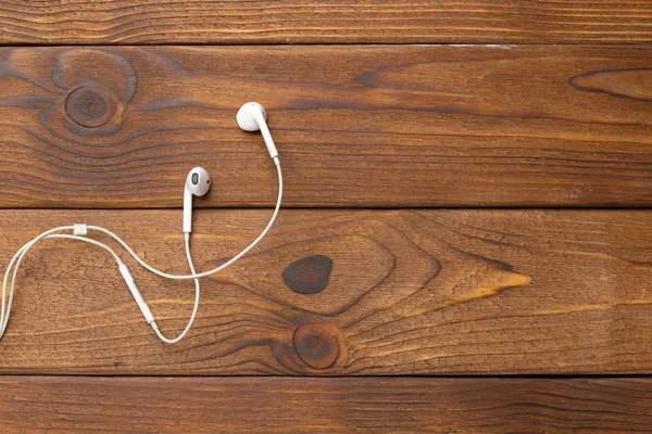 ahşap masa üzerinde kulaklık