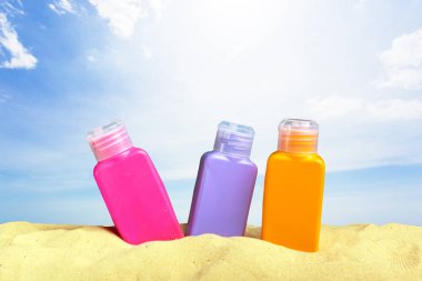 Kum ve okyanus arka plan üzerinde plaj aksesuarları