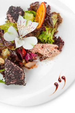 Susam ile karides salatası