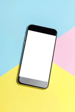 Renkli arka plan üzerinde cep telefonu kapat