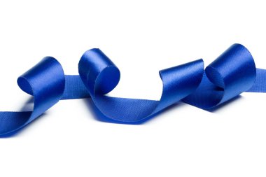 Beyaz arkaplanda mavi kurdele izole edildi