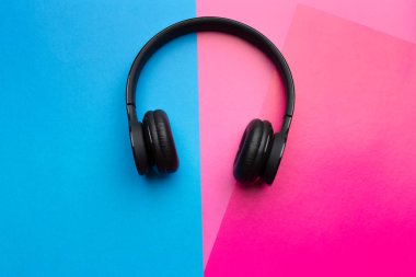 Parlak renkli arka plan üzerinde modern kulaklık