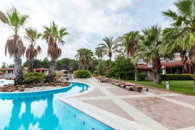 mavi yüzme havuzunda lüks kat mülkiyeti