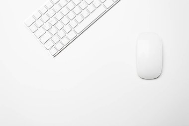 Ofis resepsiyon masası bilgisayar klavye ile