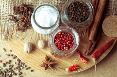 Baharatlar cam kavanozlara üstten görünüm