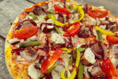 Vejetaryen pizza tofu ve mantar ile