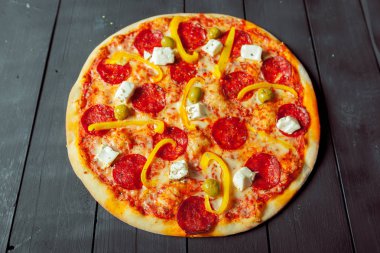 siyah pizza üstten görünüm 