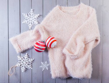 kazak ve ahşap arka plan üzerinde Noel oyuncaklar 