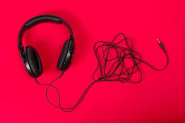 Parlak kırmızı zemin üzerine modern kulaklık