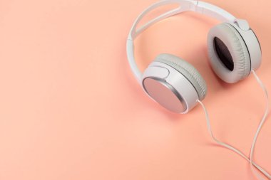 Pastel turuncu zemin üzerine modern kulaklık