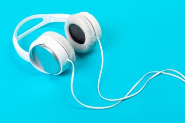 Parlak mavi zemin üzerine modern kulaklık