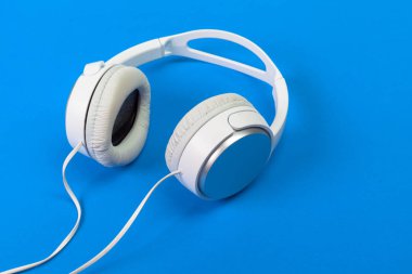 Parlak mavi zemin üzerine modern kulaklık