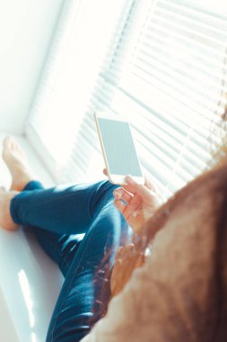 Modern cep telefonu elinde olan kadın