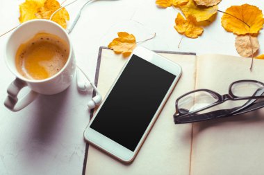 Üstten görünüm smartphone sahte şablon ile siyah ekran