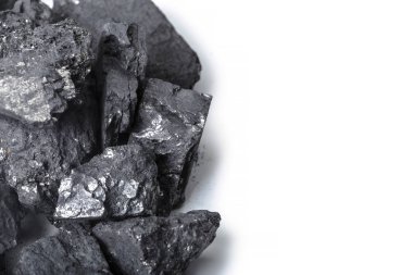 Doğal ahşap kömür izole üzerinde beyaz arka plan, yakın çekim 