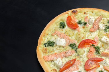 Pizzaya tebeşir tahtası üstten görünüm 