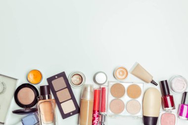 beyaz bir arka plan üzerinde izole kozmetik. Üstten görünüm.