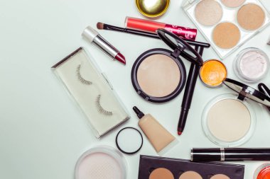 beyaz bir arka plan üzerinde izole kozmetik. Üstten görünüm.