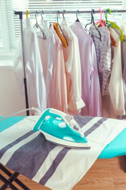 Hafif ev içi arka planda ütü tahtası