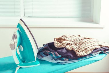 Hafif ev içi arka planda ütü tahtası