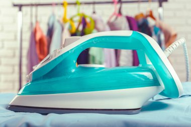 Hafif ev içi arka planda ütü tahtası