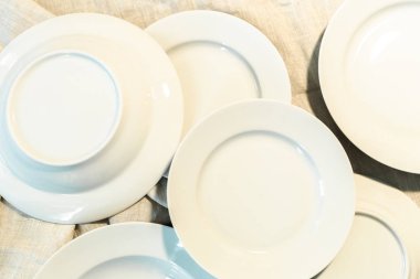 Boş tahta masada Beyaz tabaklar yakın çekim 