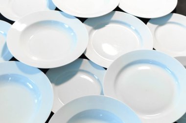 Boş tahta masada Beyaz tabaklar yakın çekim 