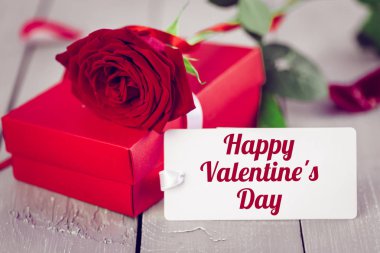 Sevgililer günü tebrik kartı ile kırmızı gül