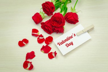 Sevgililer günü tebrik kartı kırmızı gül ve hediye kutusu