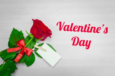 Sevgililer günü tebrik kartı ile kırmızı gül