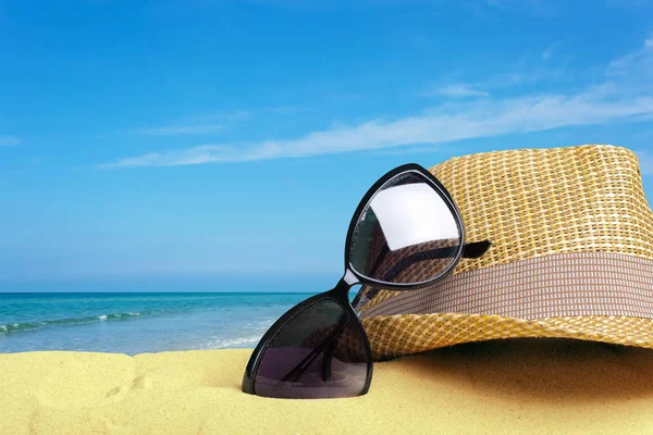 Kum ve okyanus arka plan üzerinde plaj aksesuarları