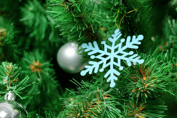 Mooie Kerstboom Met Decoraties Close — Stockfoto